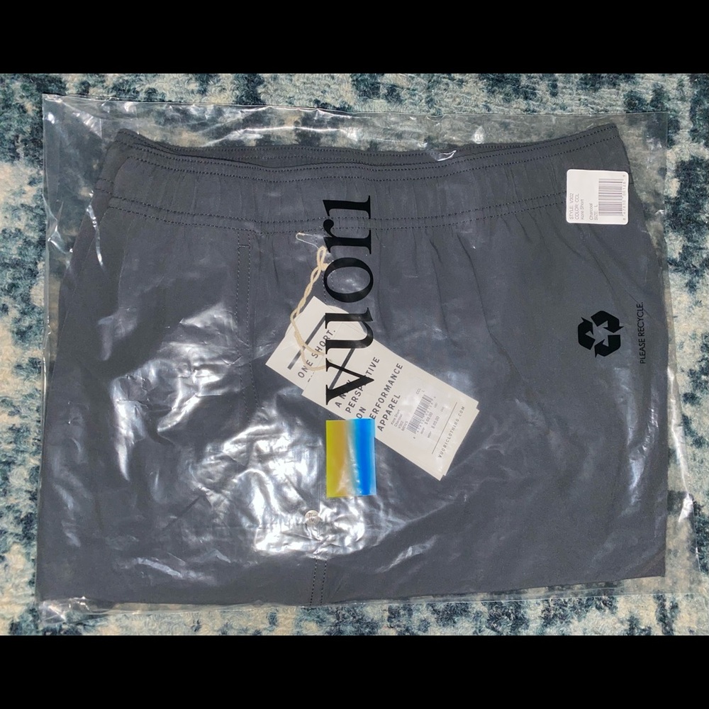 Men’s VUORI KORE SHORTS In Charcoal NWT Sz. L